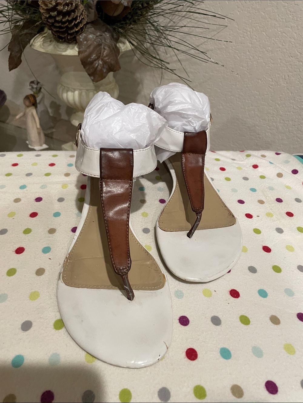 BANDOLINO Thong sandals ladies size 8 Brown leather w white patent straps wedges